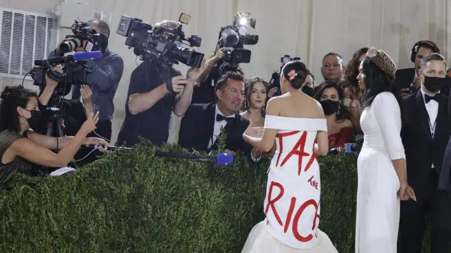 La congresista Ocasio-Cortez genera polémica con su político vestido en la gala MET
