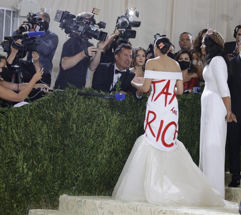 La congresista Ocasio-Cortez genera polémica con su político vestido en la gala MET