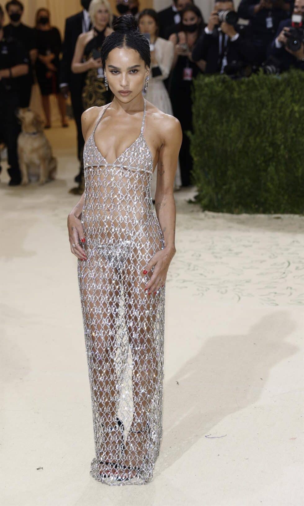 La actriz Zoe Kravitz posa enfundada en un vestido 'nude' de Saint Laurent