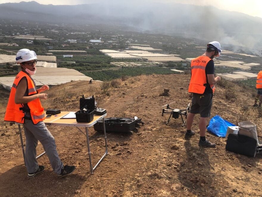 Mara Garralón Linares preparando un vuelo de reconocimiento con su equipo.