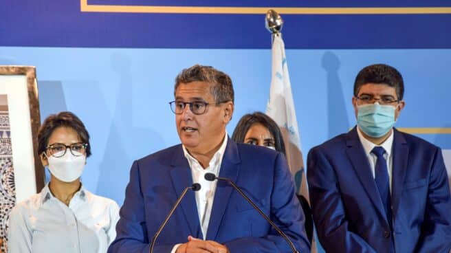 Tecnocracia 1, Islamistas 0 El millonario Aziz Ajanuch, líder de la Reagrupación Nacional de Independientes, en rueda de prensa, tras su victoria