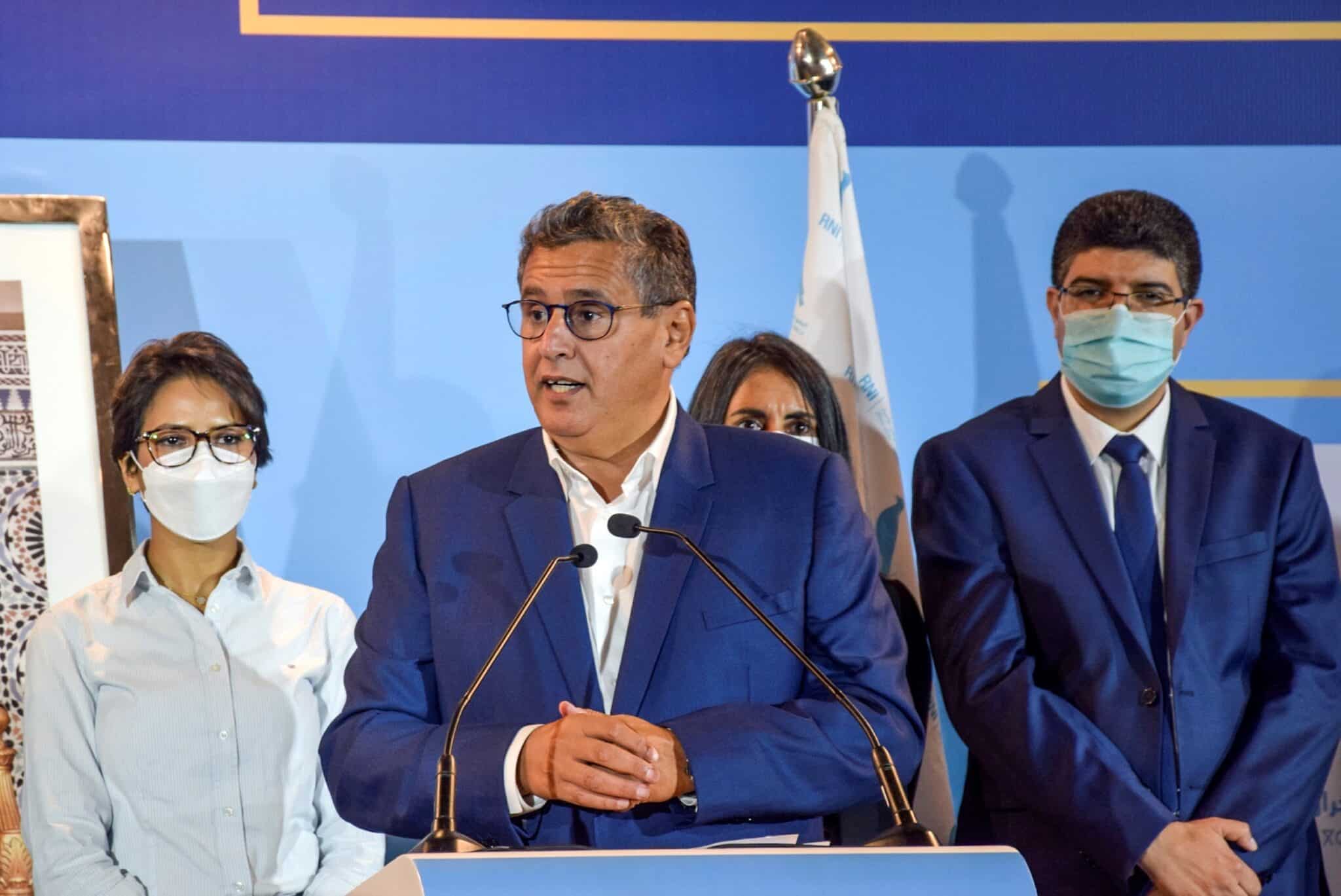 El millonario Aziz Ajanuch, líder de la Reagrupación Nacional de Independientes, en rueda de prensa, tras su victoria