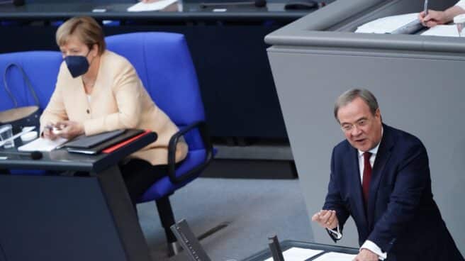 El partido de Merkel, en caída libre, con un heredero que no convence La canciller alemana, Angela Merkel, mientras habla el aspirante a su sucesión, Armin Laschet