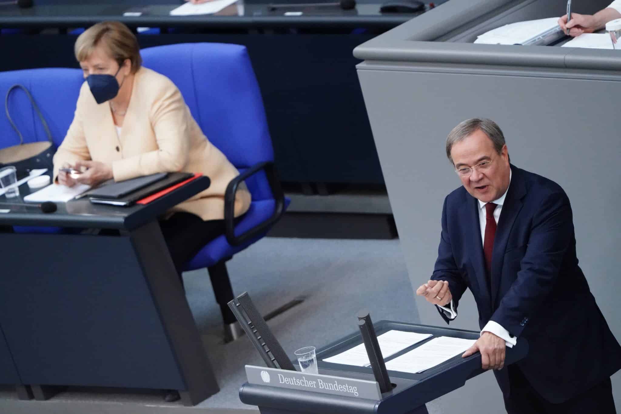La canciller alemana, Angela Merkel, mientras habla el aspirante a su sucesión, Armin Laschet