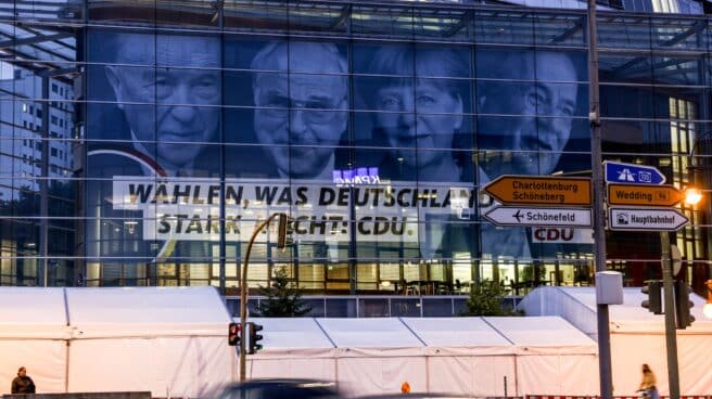 La imagen de Adenauer, Kohl, Merkel y Laschet en la sede de la CDU en Berlín