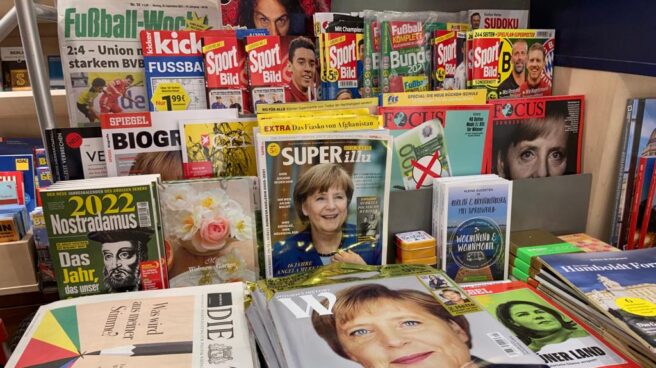 Angela Merkel es la reina de las portadas en Alemania Varias portadas dedicadas a Angela Merkel en un kiosco en la Alexander Platz