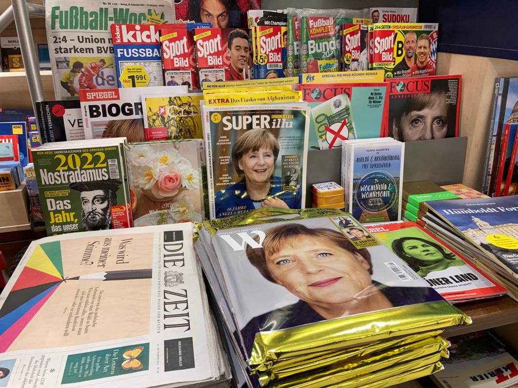 Varias portadas dedicadas a Angela Merkel en un kiosco en la Alexander Platz