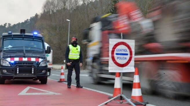 Malestar-Mossos-Govern-dejarles-sin-paga-covid-Políticos-mentirosos Un 'mosso', durante un control por el confinamiento perimetral a la entrada de Ripoll (Girona) en diciembre pasado.