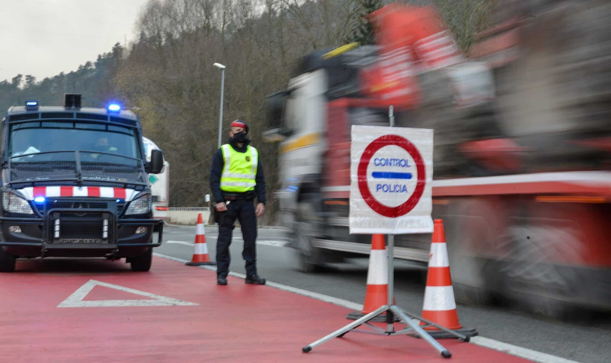 Un 'mosso', durante un control por el confinamiento perimetral a la entrada de Ripoll (Girona) en diciembre pasado.