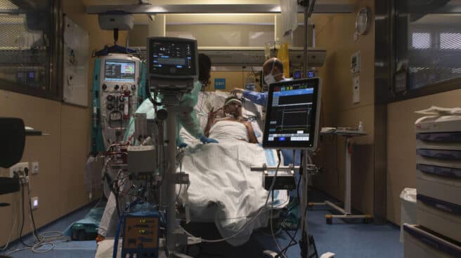 Paciente Covid en la UCI del Hospital Vall d´Hebron al que se le aplica el programa de tratamiento ECMO durante su sesión de ejercicios de fisioterapia. Paciente Covid en la UCI del Hospital Vall d´Hebron al que se le aplica el programa de tratamiento ECMO durante su sesión de ejercicios de fisioterapia.