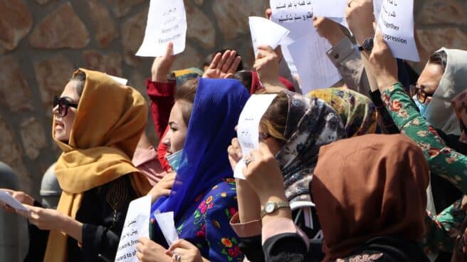 Los talibanes imponen a las mujeres el niqab en la educación universitaria Varias mujeres en una protesta por sus derechos en Kabul