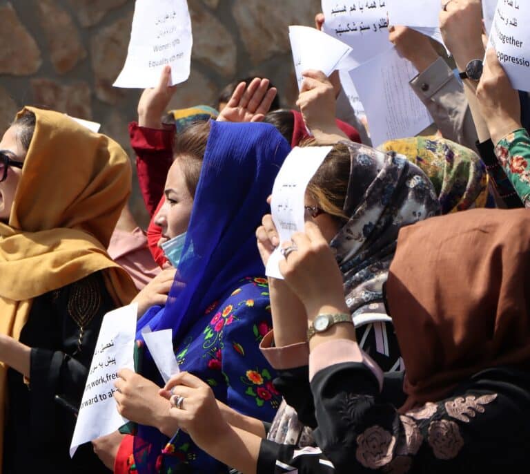 Las universitarias afganas tendrán que cubrirse totalmente el rostro con 'niqab'