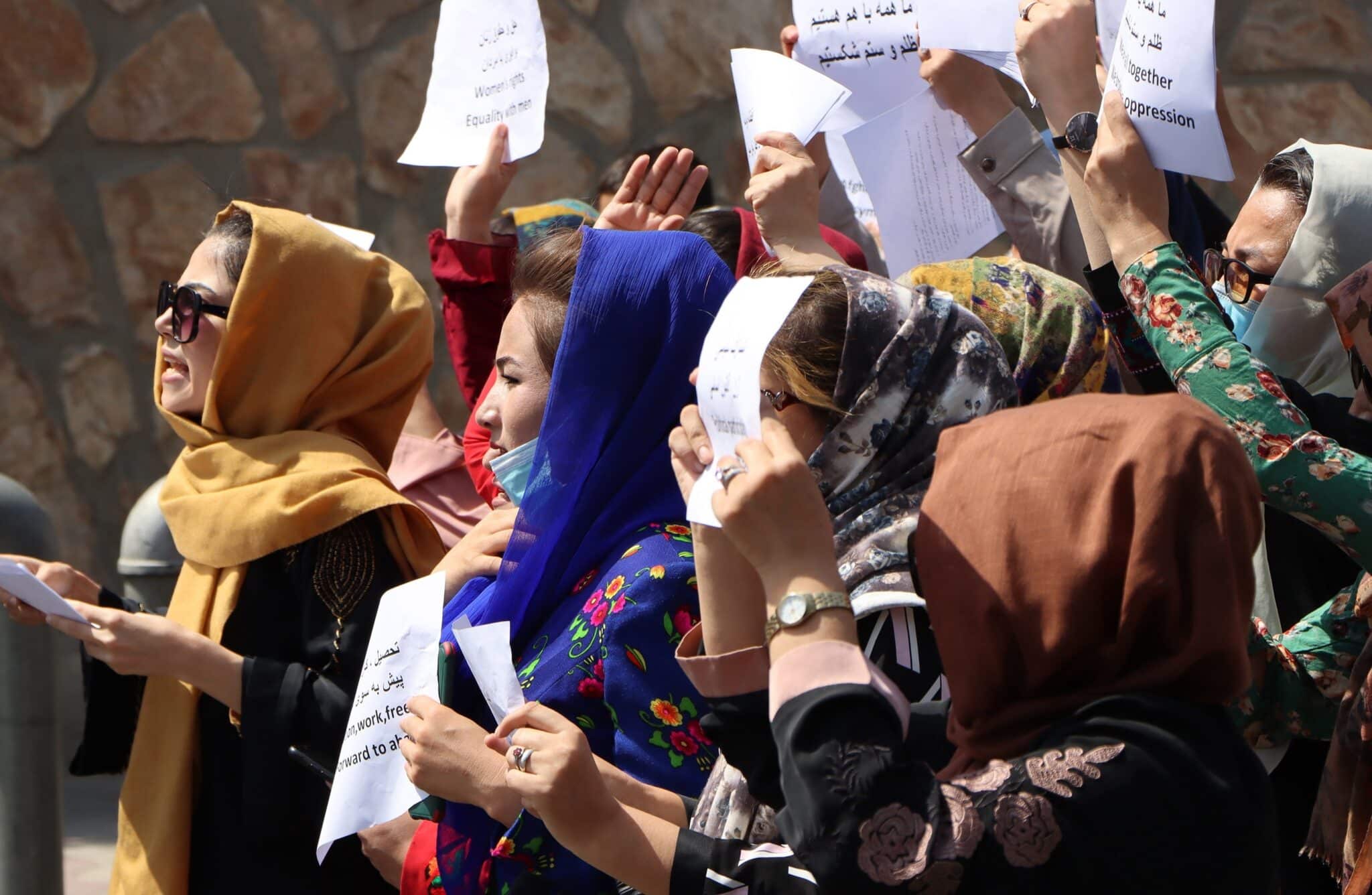 Varias mujeres en una protesta por sus derechos en Kabul