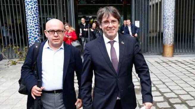 El expresidente catalán Carles Puigdemont y su abogado, Gonzalo Boye. EFE.