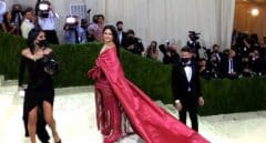 Rosalía luce el mantón de Manila en la gala MET