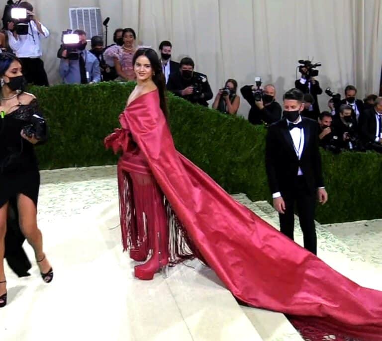 Rosalía luce el mantón de Manila en la gala MET
