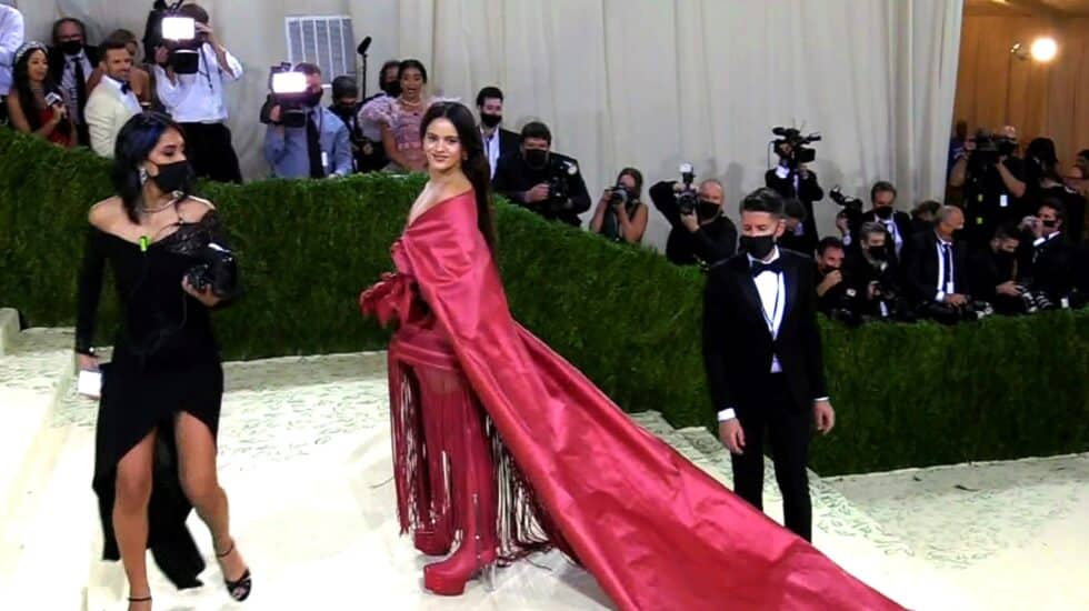 Rosalía lleva el mantón de Manila a la Met Gala de Nueva York.