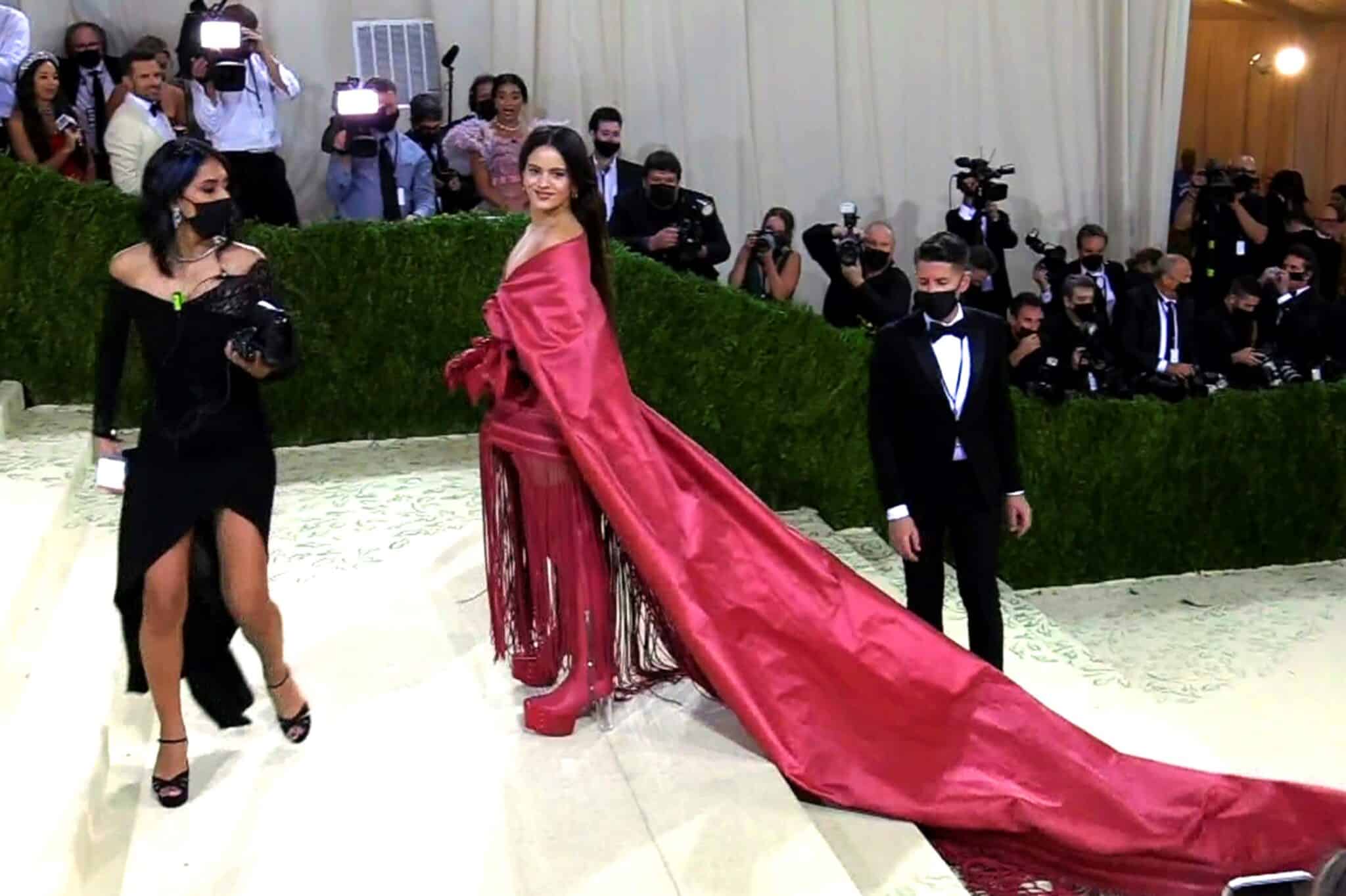 Rosalía lleva el mantón de Manila a la Met Gala de Nueva York.