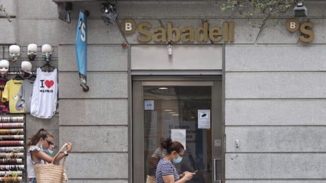 Sabadell plantea en el ERE el cierre de 320 oficinas Una sucursal de Banco Sabadell en Madrid.