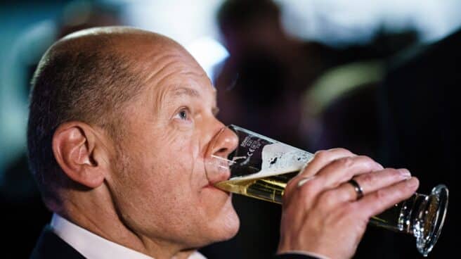 El socialdemócrata Scholz sobrevive a los ataques del conservador en el segundo debate electoral en Alemania El socialdemócrata Olaf Scholz bebe una cerveza tras el segundo debate electoral