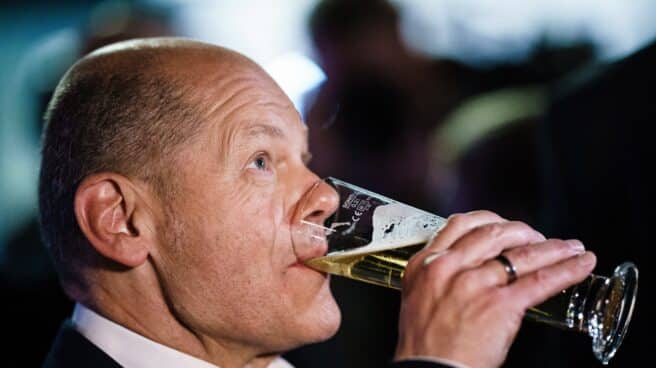 El socialdemócrata Olaf Scholz bebe una cerveza tras el segundo debate electoral