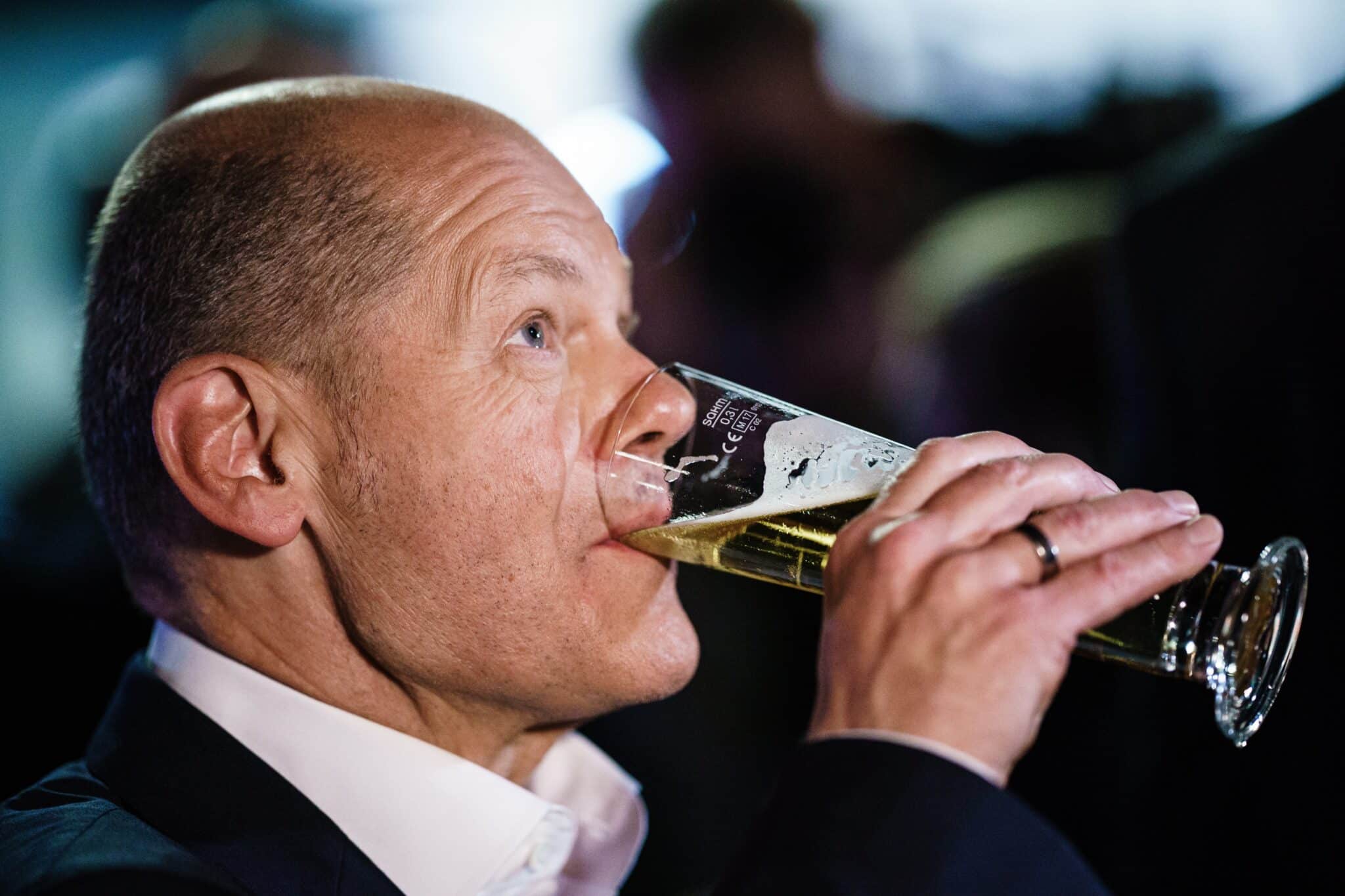 El socialdemócrata Olaf Scholz bebe una cerveza tras el segundo debate electoral