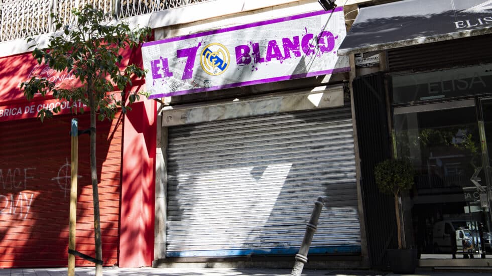 El bar 'El 7 Blanco', con la persiana bajada