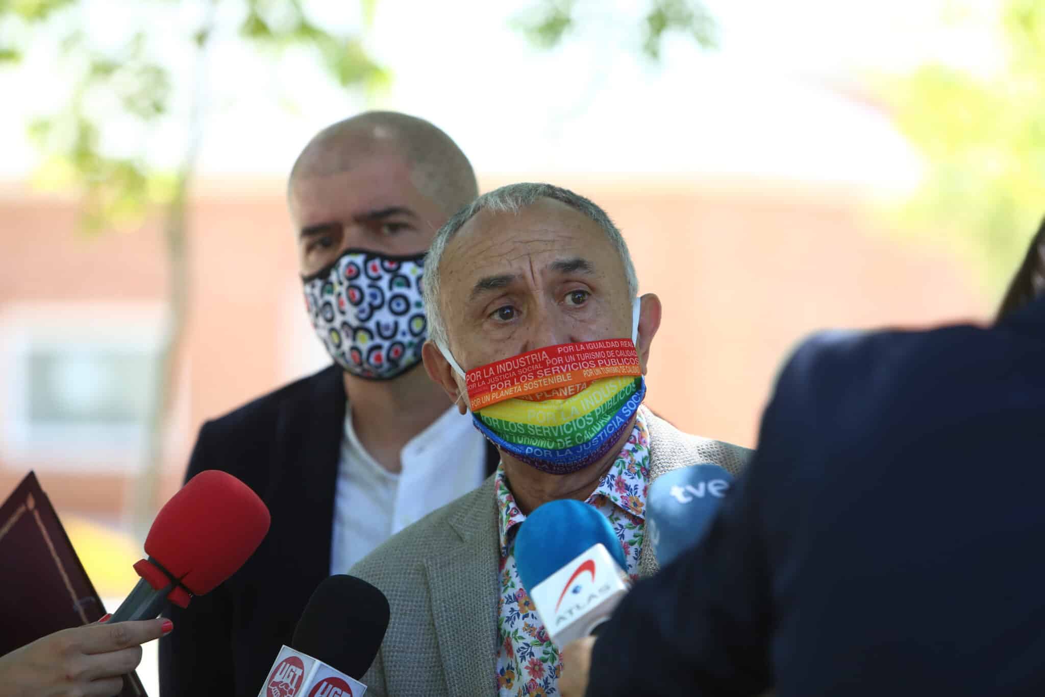 El secretario general de UGT, Pepe Álvarez (delante), junto con el secretario general de CCOO, Unai Sordo, durante la firma del acuerdo de pensiones en julio.