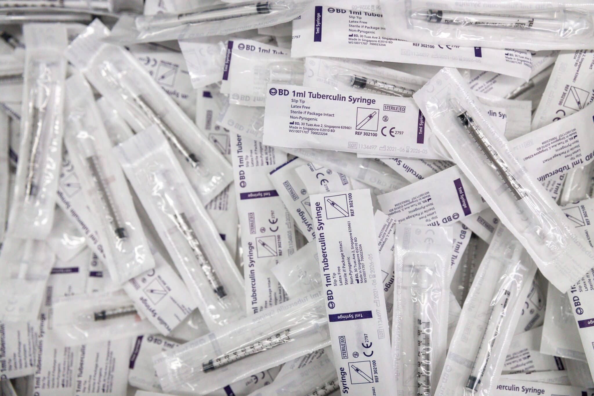 Decenas de jeringuillas que se utilizarán para vacunar contra el coronavirus en Australia