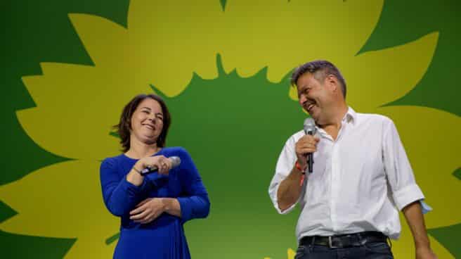 Los Verdes celebran su éxito en las elecciones del 26S en Alemania Los líderes de los Verdes, Annalena Baerbock, y Robert Habeck, tras conocer los resultados del 26-S