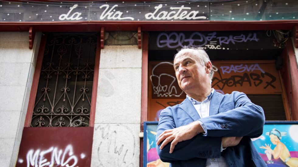 Fernando Benzo, autor de "Los viajeros de la Vía Láctea", posa delante del bar de Malasaña que da nombre al libro
