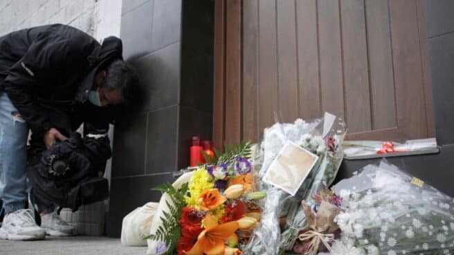 Hay que romper el silencio Ramos de flores ante la panadería que regentaba una víctima de violencia de género en La Coruña