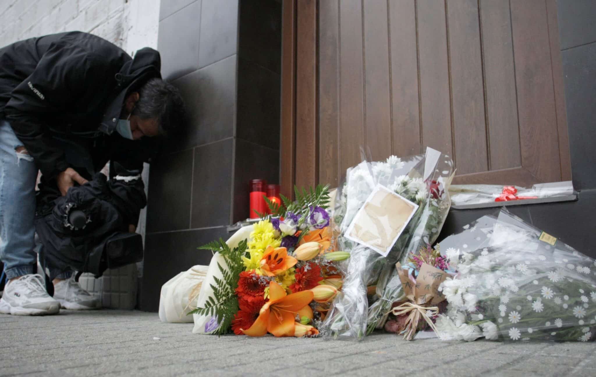 Ramos de flores ante la panadería que regentaba una víctima de violencia de género en La Coruña