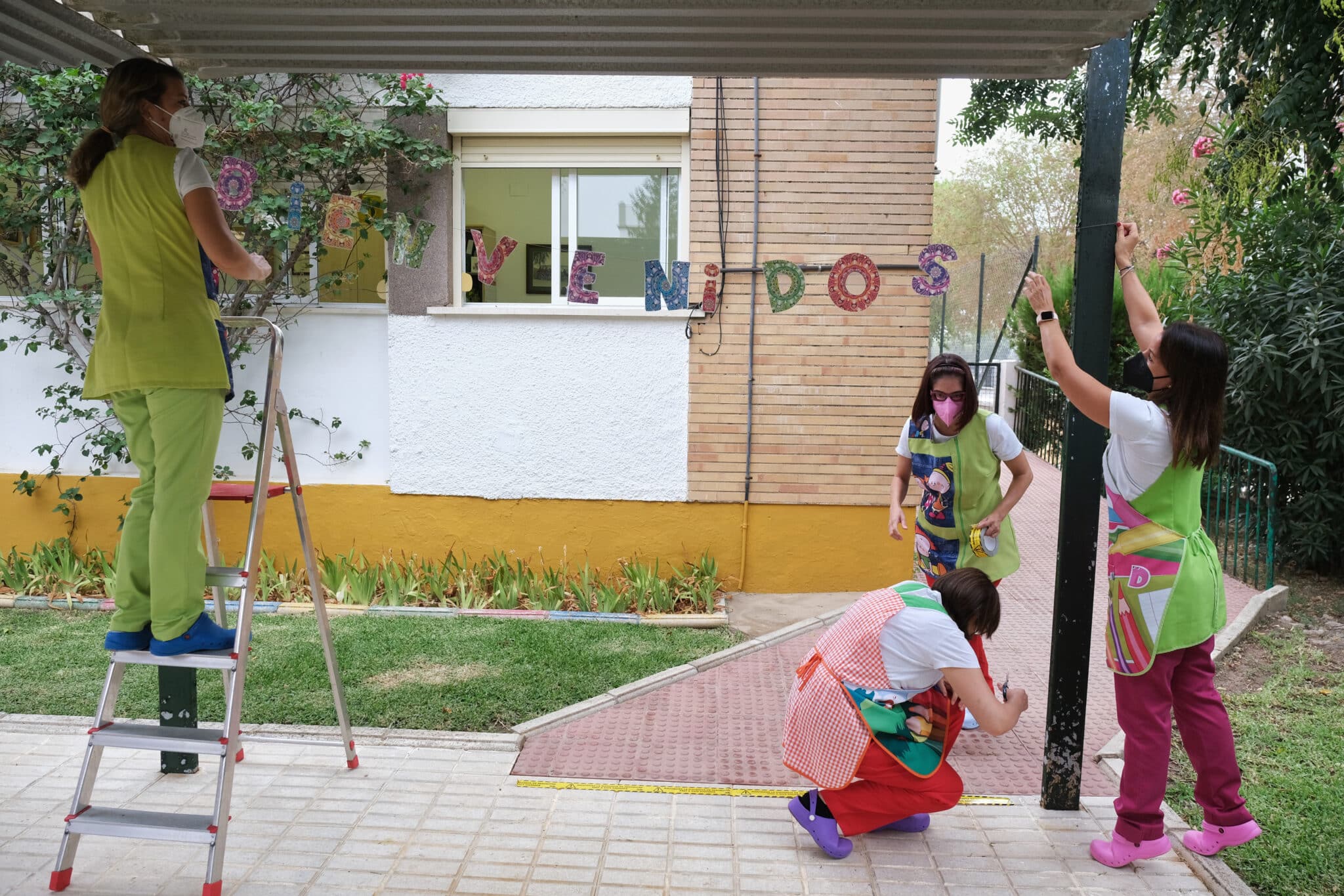 Trabajadores del colegio público de Nª Señora del Rocío, poniendo a punto el recinto ante la inauguración del curso escolar en Coria del Río, Sevilla