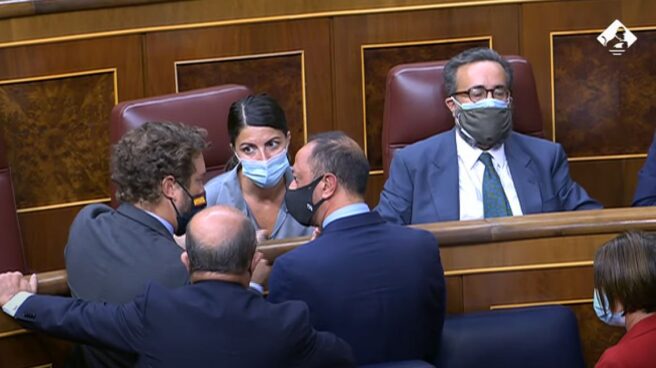 El diputado de Vox, José María Sánchez, se niega a abandonar el hemiciclo tras llamar 'bruja' a la portavoz de Igualdad del PSOE.