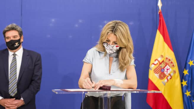 La vicepresidenta tercera del Gobierno y ministra de Trabajo y Economía Social, Yolanda Díaz, y el ministro de Inclusión, Seguridad Social y Migraciones, José Luis Escrivá, firmando la prórroga de los ERTE de mayo.