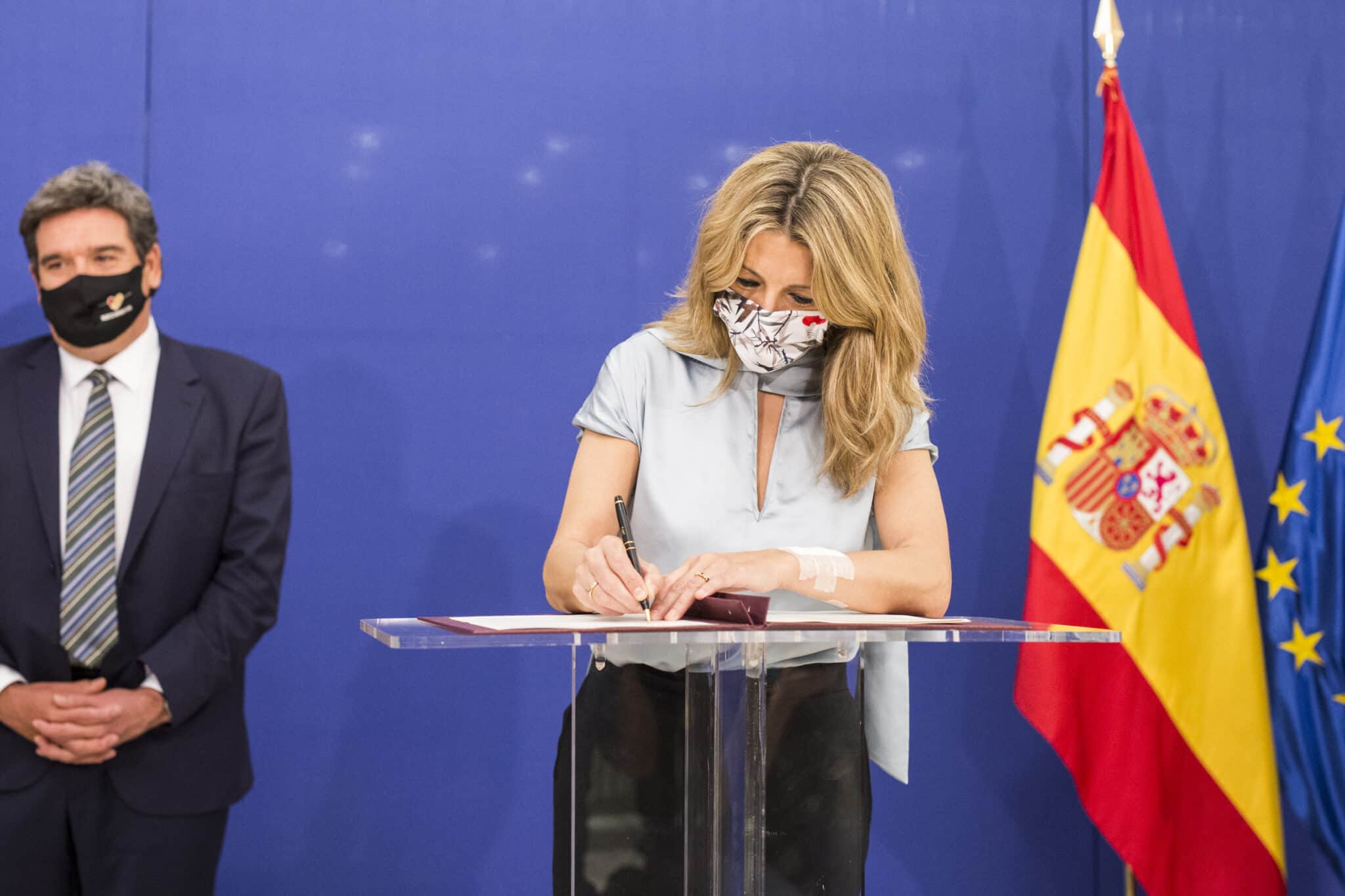 La vicepresidenta tercera del Gobierno y ministra de Trabajo y Economía Social, Yolanda Díaz, y el ministro de Inclusión, Seguridad Social y Migraciones, José Luis Escrivá, firmando la prórroga de los ERTE de mayo.