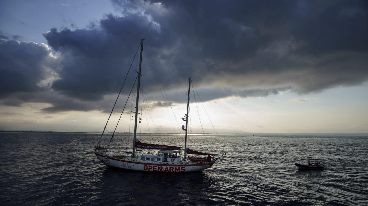 A bordo del Astral: "En menos de un mes veremos la llegada de afganos al Mediterráneo"