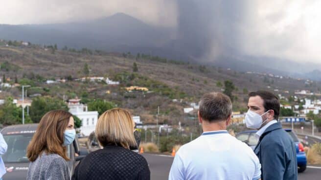 La ministra de Derechos Sociales, Ione Belarra, y el ministro de Consumo, Alberto Garzón, durante su visita el pasado viernes a La Palma.