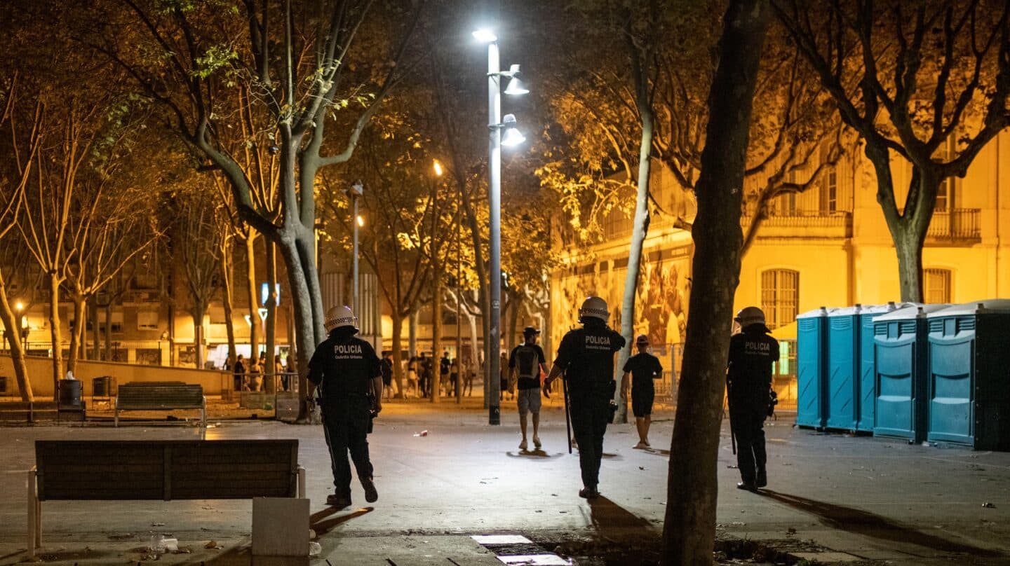 Agentes de los Mossos d' Esquadra en las calles del barrio barcelonés de Sants durante las recientes fiestas.