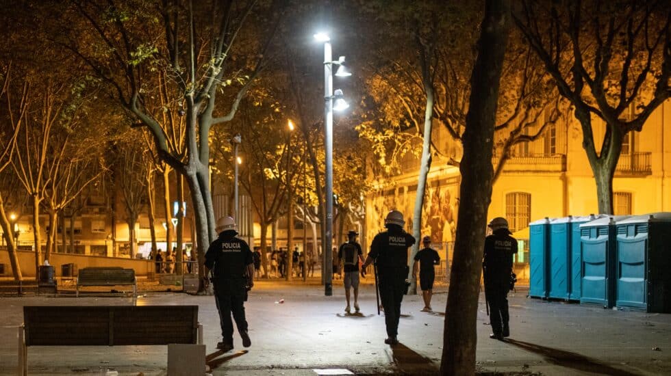 Agentes de los Mossos d' Esquadra en las calles del barrio barcelonés de Sants durante las recientes fiestas.