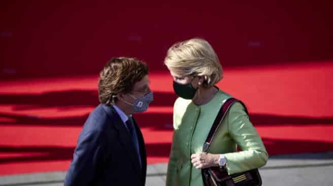 El alcalde de Madrid, José Luis Martínez-Almeida (i), y la expresidenta de la Comunidad de Madrid Esperanza Aguirre (d), durante el acto cívico militar en la Puerta del Sol