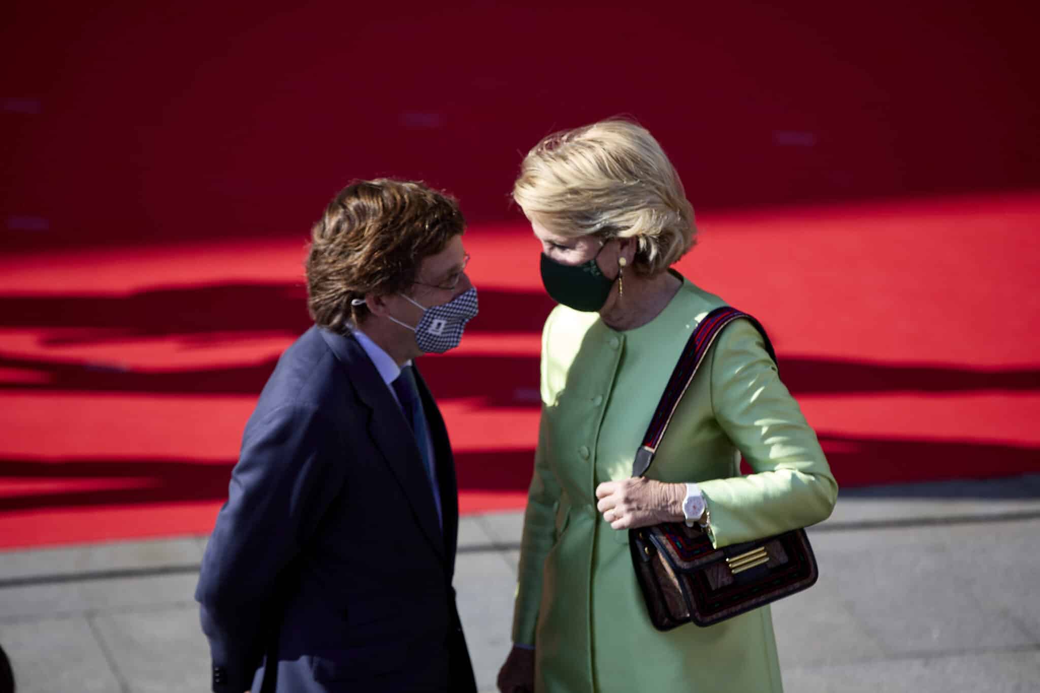 El alcalde de Madrid, José Luis Martínez-Almeida (i), y la expresidenta de la Comunidad de Madrid Esperanza Aguirre (d), durante el acto cívico militar en la Puerta del Sol