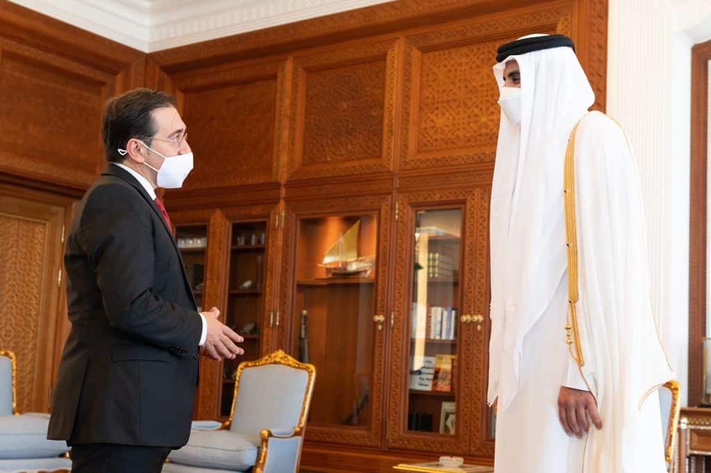 El emir de Qatar se compromete a ayudar a España en la evacuación de los últimos colaboradores de Kabul
