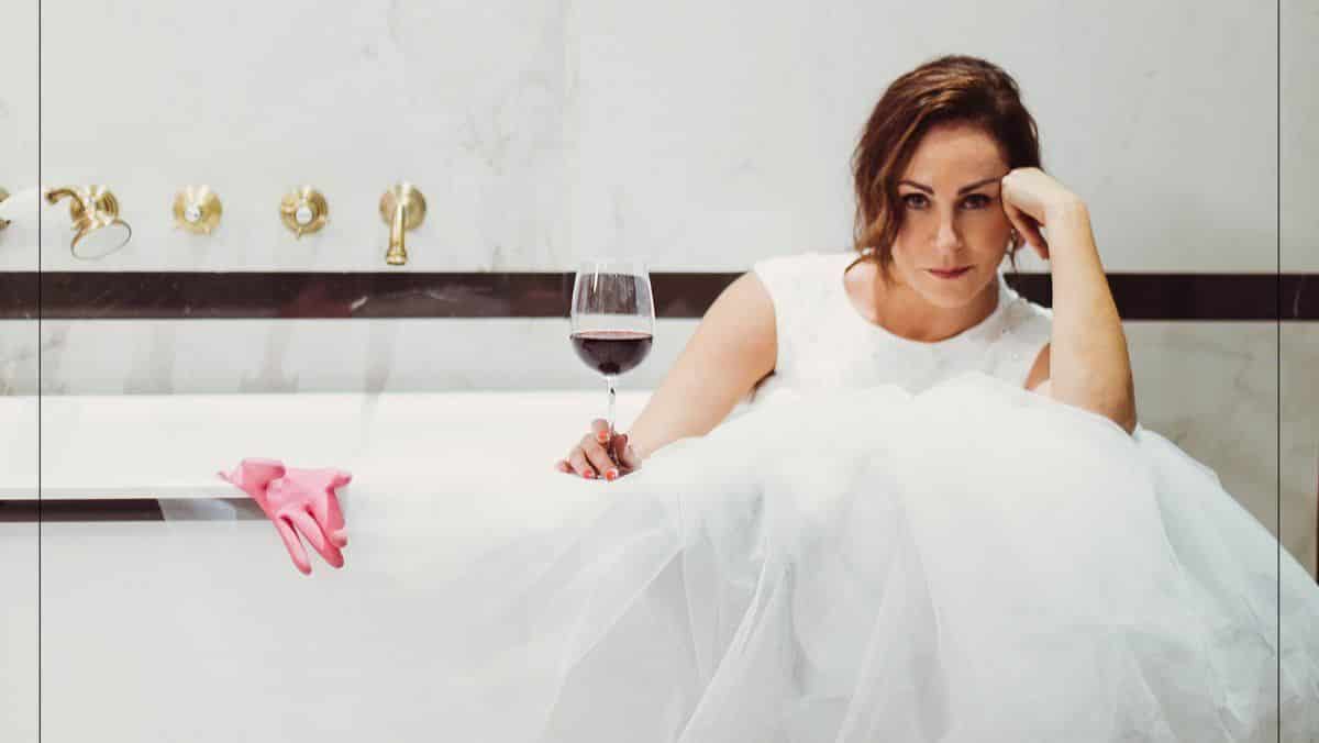 Ana Milán vestida con un traje de novia y una copa de vino en la mano, reposa en la bañera. Anuncio para el estreno de su próxima temporada de By Ana Milán.