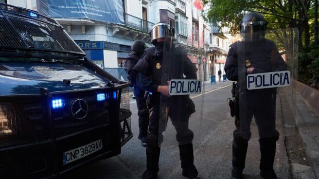 Antidisturbios de la Policía Nacional, en un operativo en Pamplona.