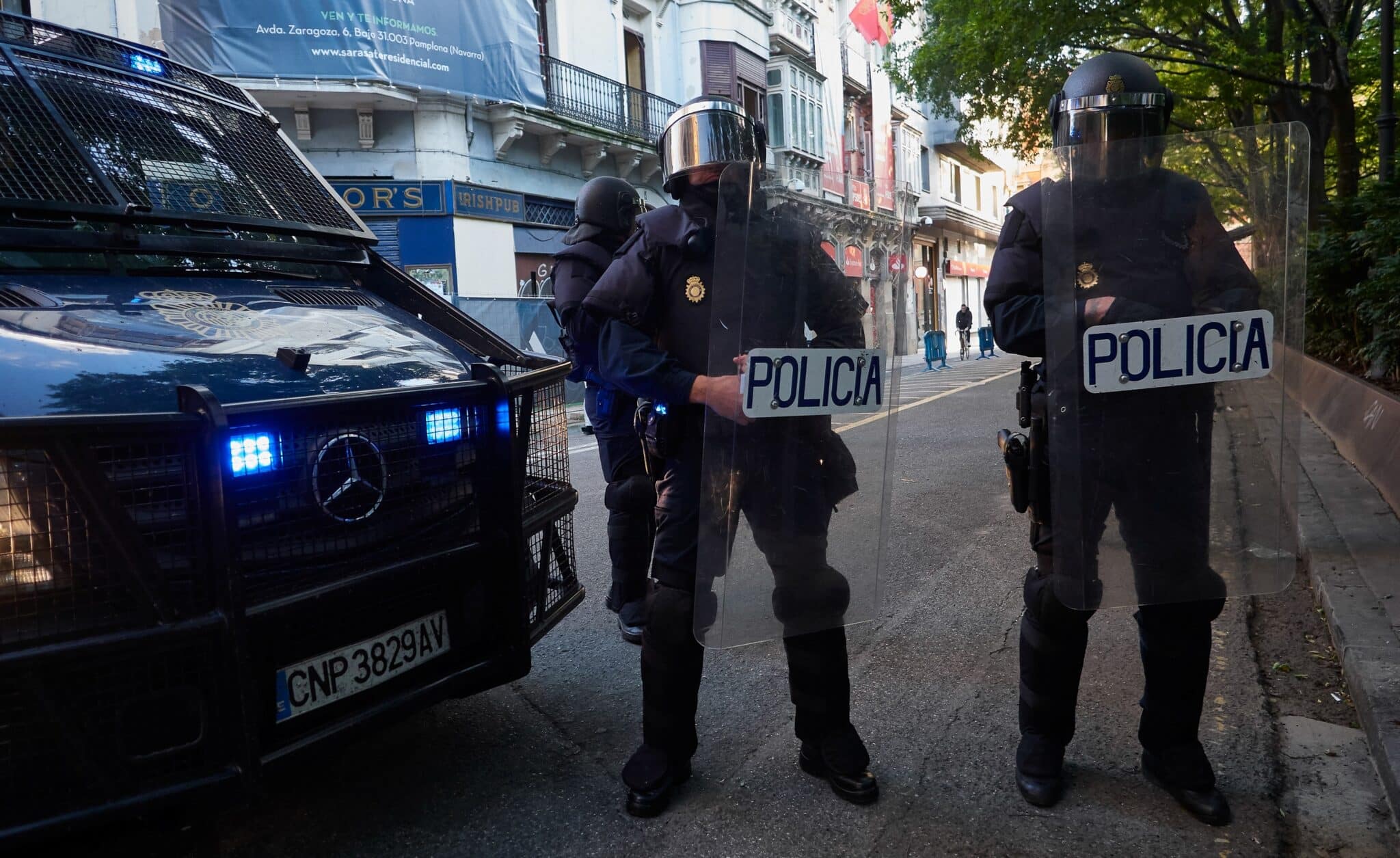 Antidisturbios de la Policía Nacional, en un operativo en Pamplona.