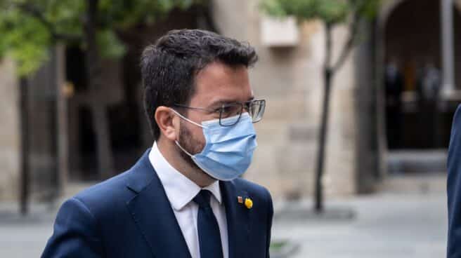 Aragonés exige la retirada de las euroordenes y parte a Italia en apoyo a Puigdemont El presidente de la Generalitat de Catalunya, Pere Aragonès, acude al Palau de la Generalitat