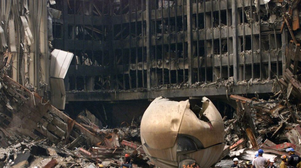 Equipos de rescate peinan las ruinas del World Trade Center, los restos de las Torres Gemelas en Nueva York tras los atentados del 11S