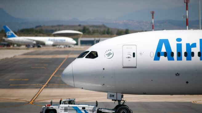 Un avión de Air Europa remolcado por la pista en la terminal 4 del Aeropuerto de Madrid-Barajas.